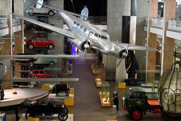 An employee cleans exhibits ahead of the reopening of the Science Museum, after lockdown restrictions were eased following the outbreak of the coronavirus disease (COVID-19), London, Britain, August 10, 2020. (REUTERS)
