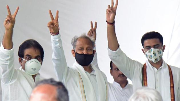 Rajasthan chief minister Ashok Gehlot, Congress leader Sachin Pilot and KC Venugopal show victory sign during a party meeting in Jaipur on Aug 13.(ANI)