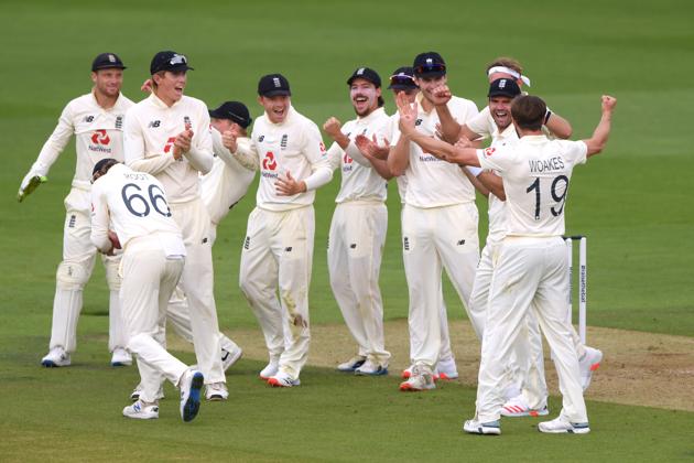 Cricket - Second Test - England v Pakistan - Ageas Bowl, Southampton, Britain - August 13, 2020 England's Chris Woakes celebrates the wicket of Pakistan's Fawad Alam with teammates, as play resumes behind closed doors following the outbreak of the coronavirus disease (COVID-19) Stu Forster/Pool via REUTERS (REUTERS)