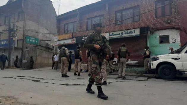 The area has been cordoned to trace the attackers.(Waseem Andrabi Hindustan/Times)