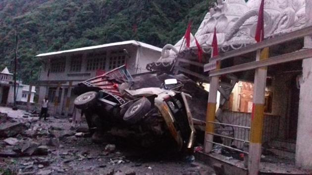 The landslide occurred at 5.20am on Friday when two men were on their way to Chandigarh in a mini truck carrying vegetables and had stopped to pay obeisance at Hanogi Temple in Kullu district.(HT Photo)