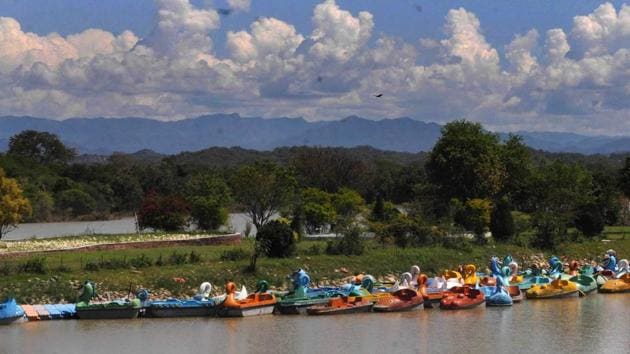 The Chandigarh administration has closed Sukhna Lake to the public on weekends.(Keshav Singh/HT)