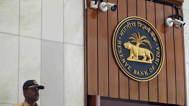 A policeman stands guard at the entrance of the Reserve Bank of India (RBI) headquarters in Mumbai, India.(REUTERS)