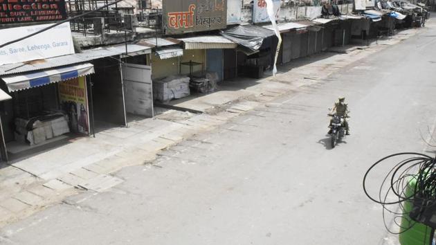 Streets empty and shops closed in Aminabad during a weekend lockdown in Lucknow, Uttar Pradesh.(Dheeraj Dhawan / Hindustan Times)