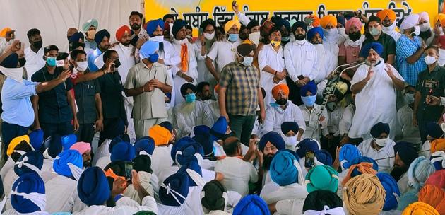 Shiromani Akali Dal president Sukhbir Singh Badal, along other senior leaders, addressing a dharna against the Congress-led Punjab government in Khanna on Friday.(HT Photo)