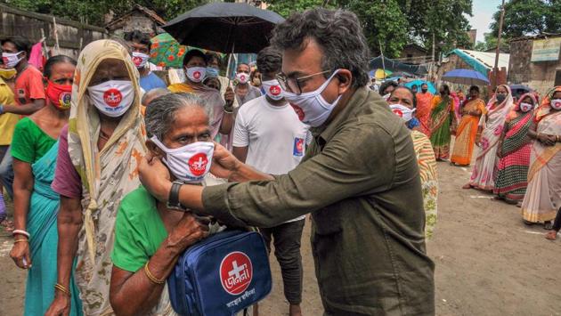 Bengali actor Rudranil Ghosh distributes face masks and medical kits among residents of a slum area in Kolkata on August 14. India is continuously working to scale up its Covid-19 testing on a daily basis. On August 13, India broke past the 800,000 samples per day mark, inching closer to a self set target of conducting a million tests a day. (PTI) Bengali actor Rudranil Ghosh distributes face masks and medical kits among residents of a slum area in Kolkata on August 14. India is continuously working to scale up its Covid-19 testing on a daily basis. On August 13, India broke past the 800,000 samples per day mark, inching closer to a self set target of conducting a million tests a day. (PTI)
