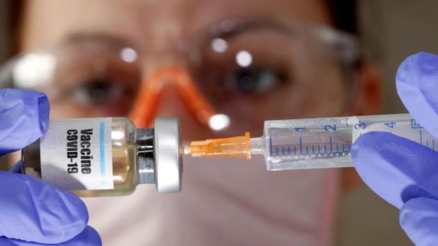 FILE PHOTO: A woman holds a small bottle labeled with a "Vaccine COVID-19" sticker and a medical syringe in this illustration taken April 10, 2020.(REUTERS) FILE PHOTO: A woman holds a small bottle labeled with a "Vaccine COVID-19" sticker and a medical syringe in this illustration taken April 10, 2020.(REUTERS)