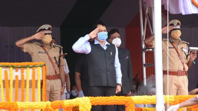 Assam Chief Minister Sarbananda Sonowal saluting the tricolour after unfurling it at Judges’ Field in Guwahati on Saturday on the occasion of Independence Day.(HT photo.)