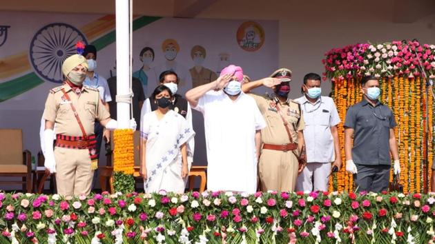 Chief minister Capt Amarinder Singh after unfurling the Tricolour at the state-level Independence Day function in Mohali on Saturday. Chief secretary Vini Mahajan and director general of police Dinkar Gupta were among the few officials present at the low-key event amid the Covid-19 pandemic.(HT Photo)