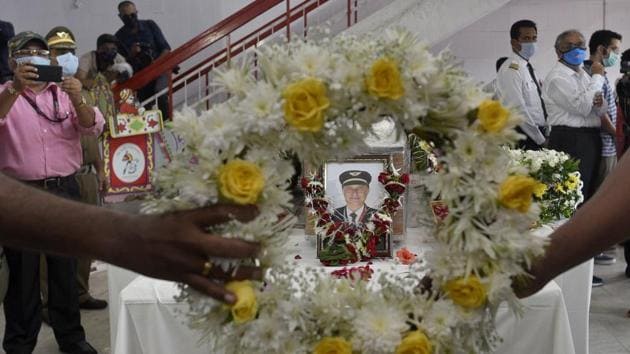 Family members and Air India staff pay their last respect to Captain Deepak Sathe who was killed in the Kozhikode air crash, in Mumbai on August 9.(Satyabrata Tripathy/HT File Photo)