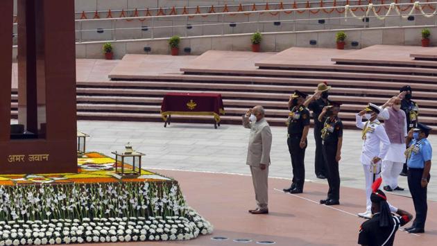 President Ram Nath Kovind paid tribute to soldiers who laid out their lives for the country at the National War Memorial near India Gate. The President was received by Defence Minister Rajnath Singh, Chief of Defence Staff General Bipin Rawat and the Tri-Sevice chiefs. (Ministry of Defence / HT Photo) 