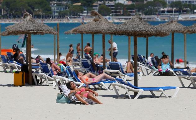 FILE PHOTO: People sunbathe in Magaluf beach, amid the coronavirus disease (COVID-19) outbreak in Palma de Mallorca, Spain July 11, 2020. (REUTERS) FILE PHOTO: People sunbathe in Magaluf beach, amid the coronavirus disease (COVID-19) outbreak in Palma de Mallorca, Spain July 11, 2020. (REUTERS)