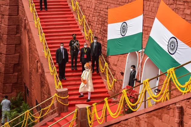 New Delhi: Prime Minister Narendra Modi waves after addressing the nation during the 74th Independence Day celebrations, at Red Fort in New Delhi, Saturday, Aug 15, 2020. (PTI)