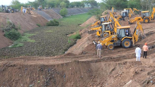 Earthmovers filling up the Sutlej-Yamuna Link (SYL) canal near Rajpura.(HT FILE PHOTO)