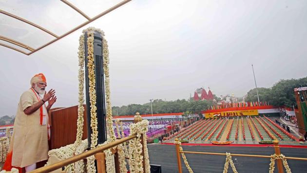 Prime Minister Narendra Modi addresses the nation from the Red Fort on the 74th Independence Day in New Delhi on August 15. The PM’s address to the nation laid emphasis on the promotion of the ‘Atmanirbhar Bharat Abhiyan’ and a shifting of focus from ‘Make in India’ to ‘Make for world.’ (Ministry of Defence / HT Photo) 