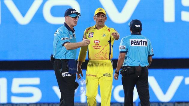 MS Dhoni walks on the field to confront umpires.(BCCI)