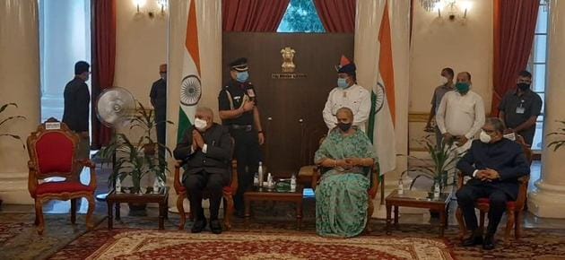 West Bengal Governor Jagdeep Dhankhar is seen greeting an empty chair meant for chief minister Mamata Banerjee at Raj Bhavan in Kolkata on Saturday. In his earlier tweets, the governor said Banerjee’s absence from the event had “stunned” him. (Twitter/West Bengal Governor Jagdeep Dhankhar) West Bengal Governor Jagdeep Dhankhar is seen greeting an empty chair meant for chief minister Mamata Banerjee at Raj Bhavan in Kolkata on Saturday. In his earlier tweets, the governor said Banerjee’s absence from the event had “stunned” him. (Twitter/West Bengal Governor Jagdeep Dhankhar)