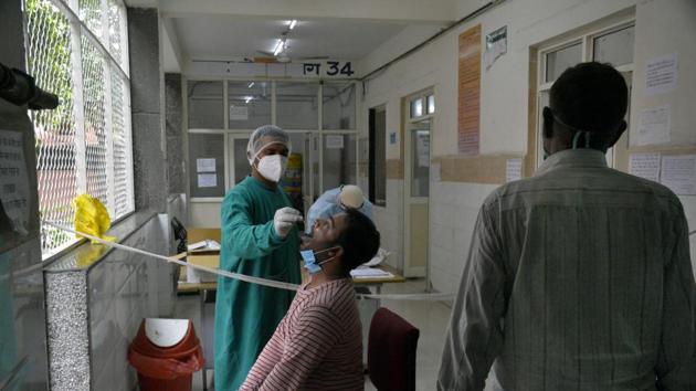 The country’s coronavirus count touched 25,89,682 including 6,77,444 active cases, 18,62,258 discharged and 49,980 deaths on Sunday.(Sakib Ali/HT Photo)