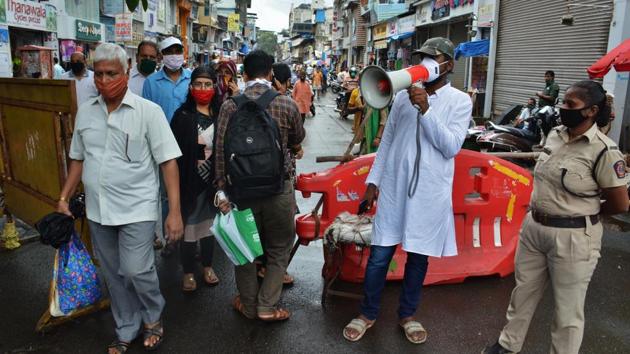 A municipal worker appeals to citizens to not crowd and maintain social distancing at a market in Thane on August 15. The number of deaths from the coronavirus disease (Covid-19) in India exceeded 50,000 on August 15, making it the fourth country — after the United States, Brazil and Mexico — to cross this bleak milestone as infections mount globally. (Praful Gangurde / HT Photo)