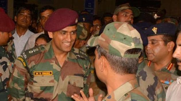 MS Dhoni with army jawans in Agra.(HT Photo)