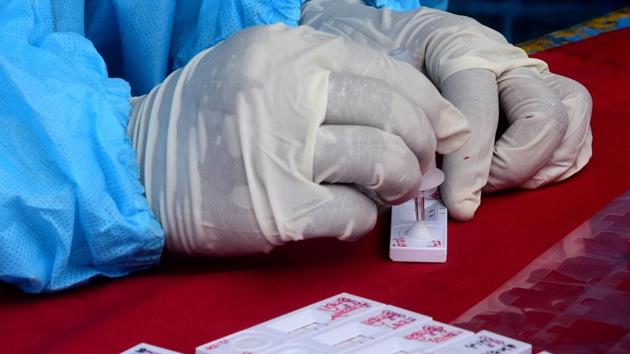 A Navi Mumbai Municipal Corporation (NMMC) health worker tests a swap sample for Covid-19 infection at Ghansoli Village in Navi Mumbai on August 13. ‘Mission Zero’ was a 35-day action plan introduced on June 22 to increase surveillance in areas, specifically six administrative wards that had a high case growth rate and, bring down the number of daily infections reported in these areas, HT reported. (Bachchan Kumar / HT Photo) A Navi Mumbai Municipal Corporation (NMMC) health worker tests a swap sample for Covid-19 infection at Ghansoli Village in Navi Mumbai on August 13. ‘Mission Zero’ was a 35-day action plan introduced on June 22 to increase surveillance in areas, specifically six administrative wards that had a high case growth rate and, bring down the number of daily infections reported in these areas, HT reported. (Bachchan Kumar / HT Photo)