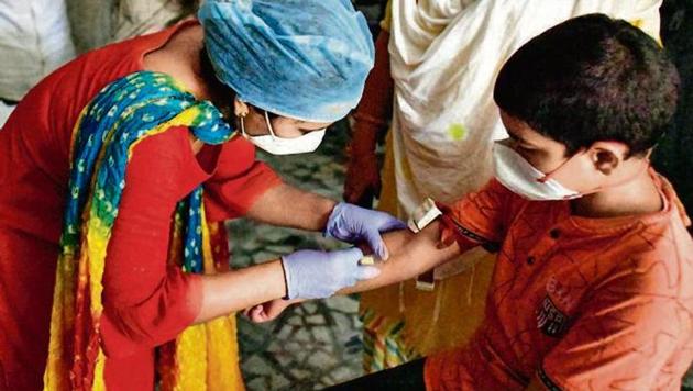 A health worker collects a sample for in New Delhi.(Biplov Bhuyan/HT Photo)