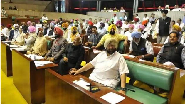 Chief minister Capt Amarinder Singh and his party legislators during an earlier assembly session. This time, the day-long session will open with obituary references, after which it will adjourn for a while and reconvene for the next sitting, during which legislative business will be conducted.(HT file photo)