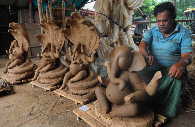 An artist gives final touches to Ganpati idols at Kali Bari in Chandigarh.(Keshav Singh/HT)