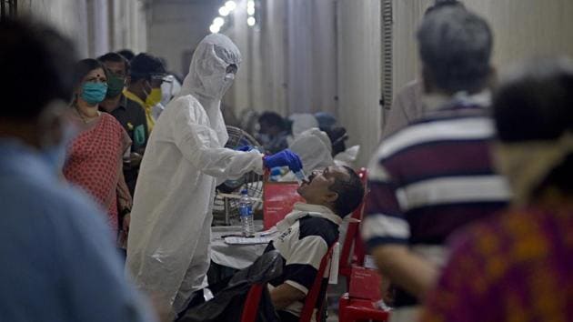 Health care staff collect swab sample of the residents of Omkar SRA at Malad(E) during Covid-19 pandemic in Mumbai.(Satyabrata Tripathy/HT Photo)