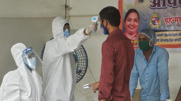 Healthcare workers check temperature and pulse rate of a resident during Covid-19 pandemic at Malad(w) in Mumbai(Satyabrata Tripathy / HT Photo) Healthcare workers check temperature and pulse rate of a resident during Covid-19 pandemic at Malad(w) in Mumbai(Satyabrata Tripathy / HT Photo)