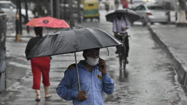 A man with an umbrella waking in the rain in New Delhi.(Biplov Bhuyan/HT PHOTO)