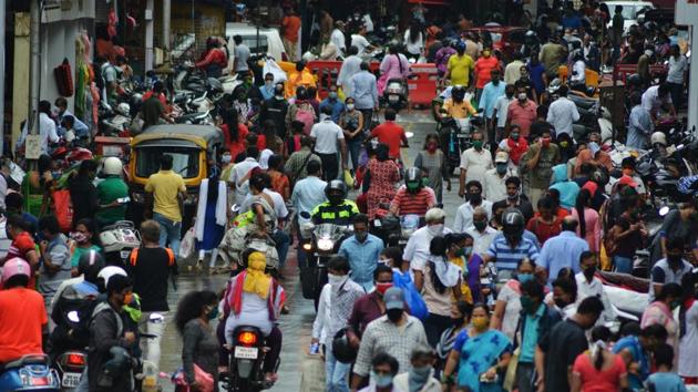 A crowd throngs Subhash Road after all shops opened from August 15 between 9am to 7pm in Thane, Mumbai on August 15. Countries including India have seen a continuous rise in coronavirus infection numbers following the ease in lockdown restrictions to restore the economy that suffered greatly due to the lockdowns. (Praful Gangurde / HT photo ) A crowd throngs Subhash Road after all shops opened from August 15 between 9am to 7pm in Thane, Mumbai on August 15. Countries including India have seen a continuous rise in coronavirus infection numbers following the ease in lockdown restrictions to restore the economy that suffered greatly due to the lockdowns. (Praful Gangurde / HT photo )
