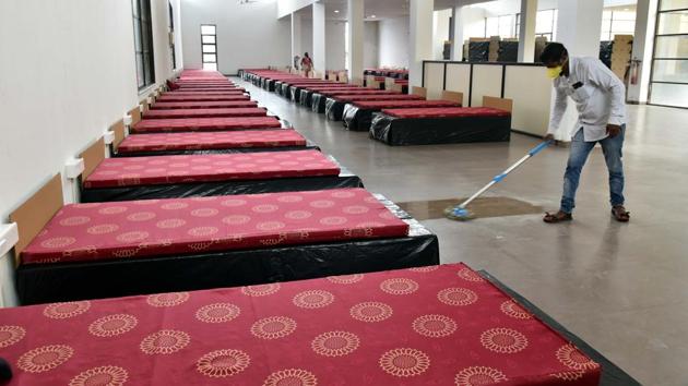 A worker cleans up at a 425-bed Covid care facility at Balnagri in Pune on August 14. Regarding the fatalities going up outside Mumbai, Dr Shashank Joshi, a member on the state-appointed Covid-19 task force told HT, “There are various factors. Peaks are different in different geographies. When a region or area is at peak the numbers of cases and fatalities would naturally be higher.” (HT Photo) A worker cleans up at a 425-bed Covid care facility at Balnagri in Pune on August 14. Regarding the fatalities going up outside Mumbai, Dr Shashank Joshi, a member on the state-appointed Covid-19 task force told HT, “There are various factors. Peaks are different in different geographies. When a region or area is at peak the numbers of cases and fatalities would naturally be higher.” (HT Photo)