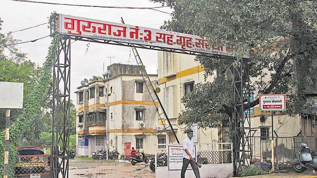 The notice was served to Gururaj society on Pune - Satara road near Padmavati and signed by deputy engineer of building permission department (Zone 5) which clearly asked them to vacate the premises within 24 hours.(Ravindra Joshi/HT PHOTO))