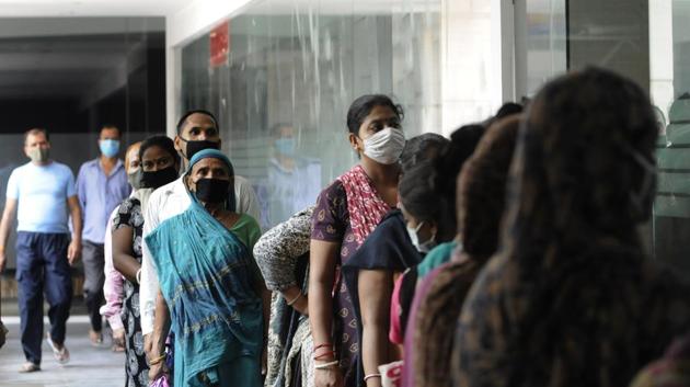 People queue up distantly to give samples for coronavirus test at Sector 45 in Noida on August 17. Total number of labs in the country testing for Covid-19 now stand at 1,476 - out of this, 971 are government labs and 505 private, HT reported from the Health Ministry’s bulletin. (Sunil ghosh / HT Photo) People queue up distantly to give samples for coronavirus test at Sector 45 in Noida on August 17. Total number of labs in the country testing for Covid-19 now stand at 1,476 - out of this, 971 are government labs and 505 private, HT reported from the Health Ministry’s bulletin. (Sunil ghosh / HT Photo)