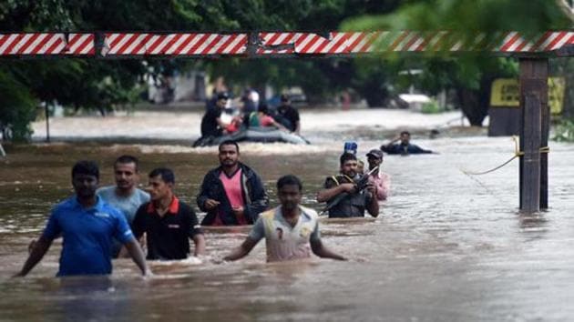 People walk through flooded Streets of Sangli in August 2019.(Pratham Gokhale/HT Photo)
