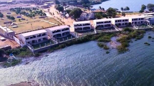 Keenjhar lake resort in Thatta. (NS Bukhari/YouTube screengrab)