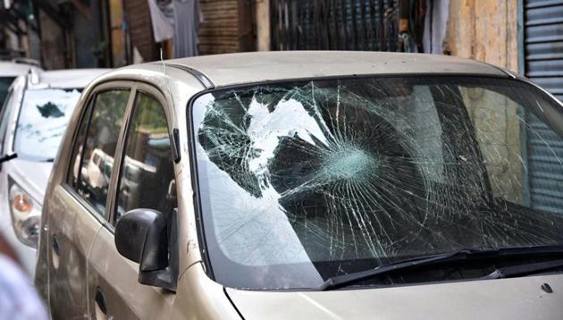 Vandalised vehicles at Kucha Mohtar Khan locality in Mori Gate area on Monday.(ANI Photo)