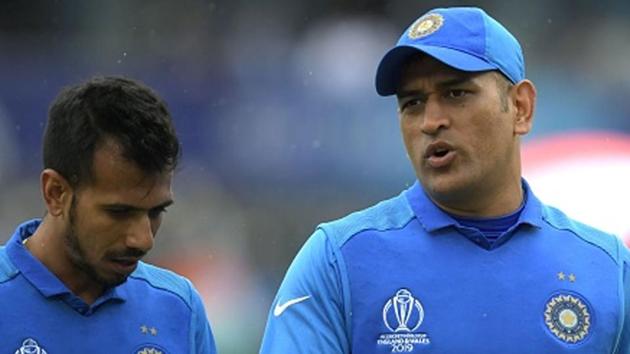Yuzvendra Chahal and MS Dhoni have a discussion during the 2019 World Cup.(Getty Images)