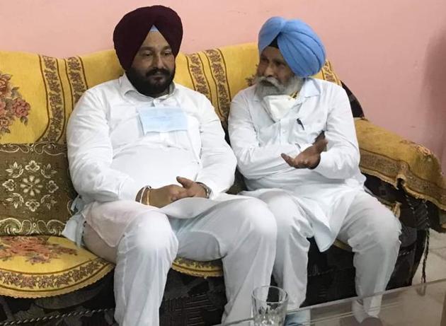 Rebel Aam Aadmi Party MLA Nazar Singh Manshahia (right) with revenue minister Gurpreet Singh Kangar in Mansa on Saturday.(Manshahia’s Facebook page)