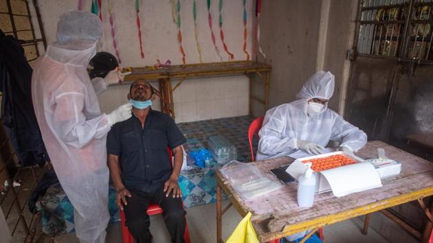 Health care workers during Covid-19 swab testing campaign inside a residential complex at Chembur in Mumbai on Monday.(Pratik Chorge/HT Photo)