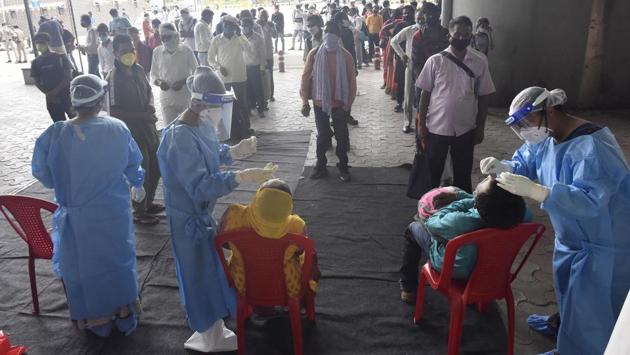 People line up for Covid-19 rapid antigen tests at a testing facility for travellers at Anand Vihar Bus Terminal in New Delhi on August 17. the total number of Covid19 tests has crossed the three-crore mark in India. The Indian Council of Medical Research’s dashboard shows that a total of 3,09,41,2640 samples have been tested up to August 17. (Sonu Mehta / HT PHOTO) People line up for Covid-19 rapid antigen tests at a testing facility for travellers at Anand Vihar Bus Terminal in New Delhi on August 17. the total number of Covid19 tests has crossed the three-crore mark in India. The Indian Council of Medical Research’s dashboard shows that a total of 3,09,41,2640 samples have been tested up to August 17. (Sonu Mehta / HT PHOTO)