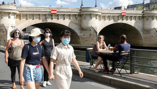 Pedestrians wearing protective face masks walk along the Seine river banks, as France reinforces mask-wearing as part of efforts to curb a resurgence of the coronavirus disease (Covid-19) across the country, Paris, France, August 15, 2020. (Reuters photo) Pedestrians wearing protective face masks walk along the Seine river banks, as France reinforces mask-wearing as part of efforts to curb a resurgence of the coronavirus disease (Covid-19) across the country, Paris, France, August 15, 2020. (Reuters photo)