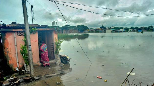 People residing near the bank of Kirshna rivers , vacating the area and going to safer place due to flood situation of river Krishna during heavy rain in catchment area of Koyana dam in Sangli on Monday.(Uday Deolekar/HT Photo)