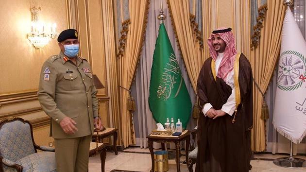 Pakistan's Army Chief of Staff General Qamar Javed Bajwa is welcomed by Saudi Arabia's Deputy Defense Minister Prince Khalid bin Salman, in Riyadh, Saudi Arabia.(VIA REUTERS)