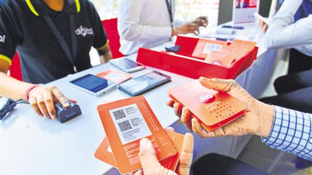 Customers buying Reliance Jio sims at a Reliance Digital centre in Mumbai.(Aniruddha Chowdhury/Mint File Photo)