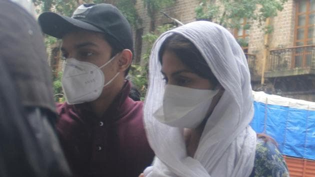 Rhea Chakraborty reaches to ED office at Ballard Estate in Mumbai, India.(Anshuman Poyrekar/HT Photo)