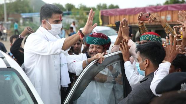 Several people turned up to garland Sachin Pilot and welcome him in Chaksu. Pilot also received a grand welcome in Tonk-- his assembly constituency.(HT PHOTO.)