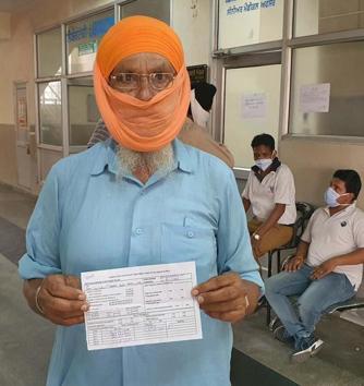 70-year-old vendor Joginder Singh of Hargobing Nagar was bitten by a stray dog on August 5. He says he was denied treatment at the civil hospital as the hospital was out of rabies vaccine.(HT Photo)