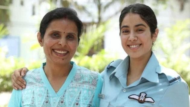 Gunjan Saxena poses with actor Janhvi Kapoor.